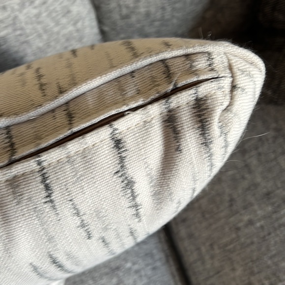 Set of Two Pillows EUC - Picture 5 of 5